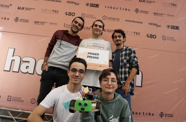 Un robot autónomo que transporta residuos y sortea obstáculos gana el Hackathon Castellón