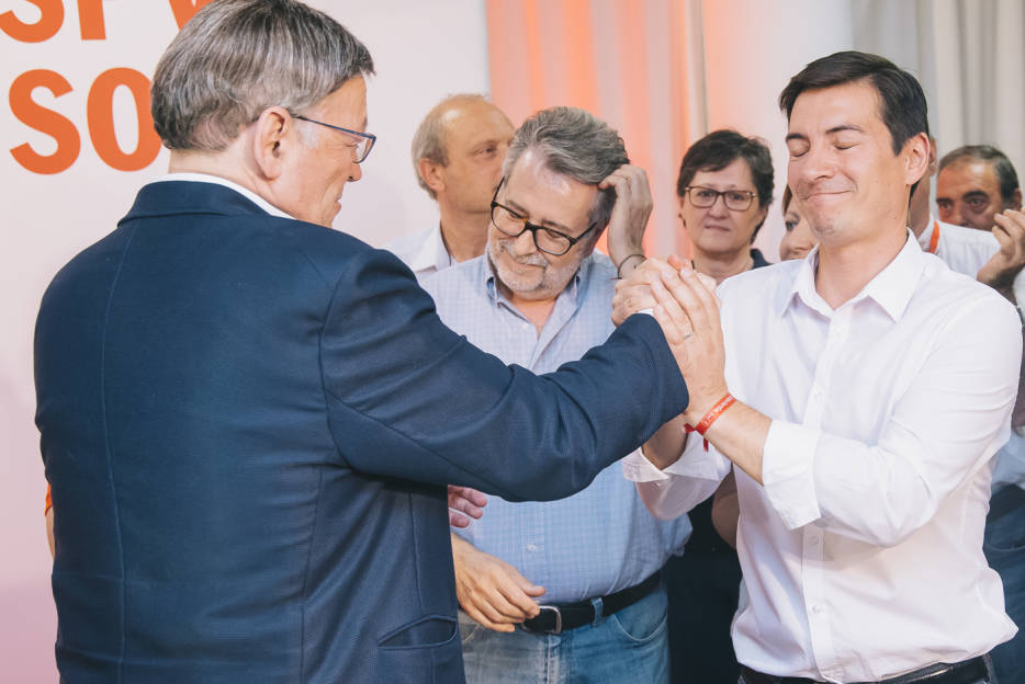 Ximo Puig y su rival, Rafa García, se saludan en la noche de primarias. Foto: KIKE TABERNER - 