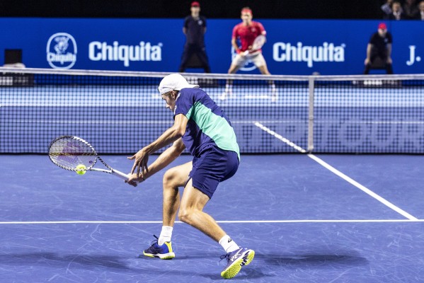 De Miñaur cae con claridad ante Federer en Basilea