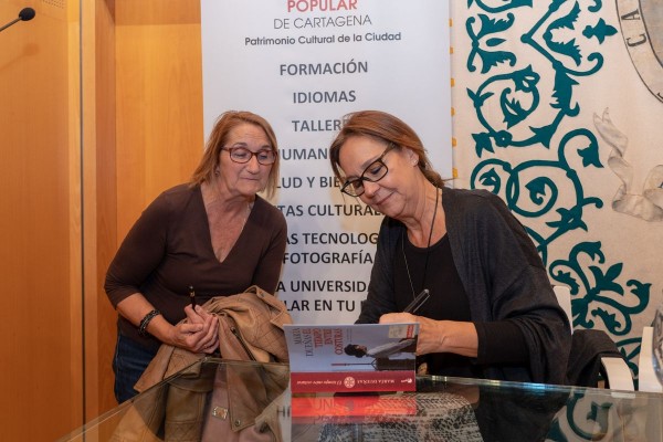 María Dueñas da el pistoletazo de salida en la Universidad Popular de Cartagena