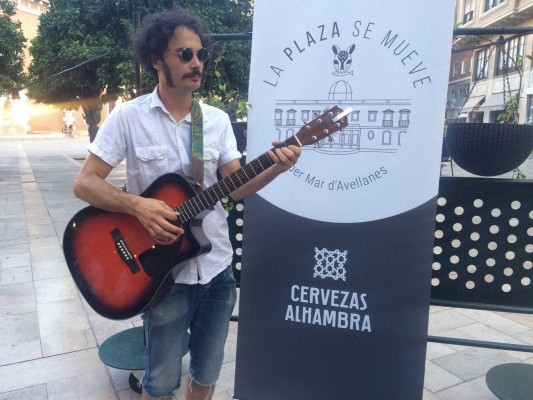 El cantautor Gilbertástico hizo mover la Plaza del Patriarca con su fusión de estilos