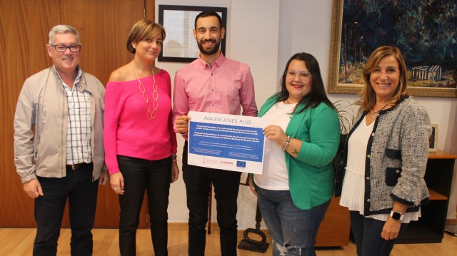 Benicàssim incorpora a tres jóvenes a la plantilla municipal a través de programas de ayudas 