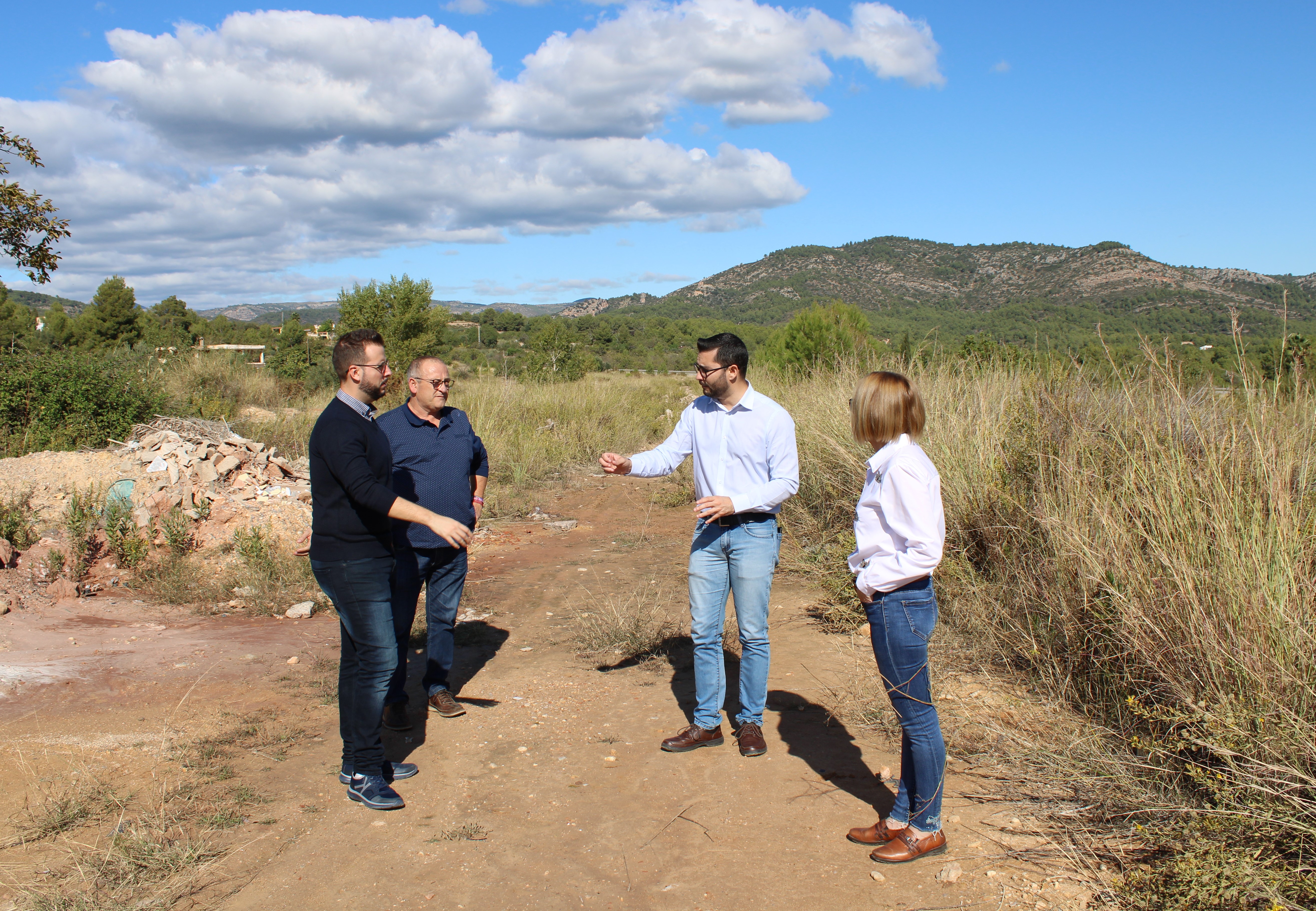 El alcalde de l'Alcora, Samuel Falomir, en los terrenos del PAI, junto a los técnicos municipales. - 