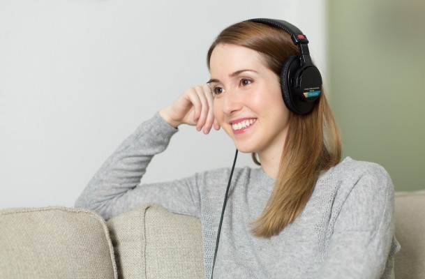 El uso habitual de auriculares puede provocar el envejecimiento prematuro de la audición
