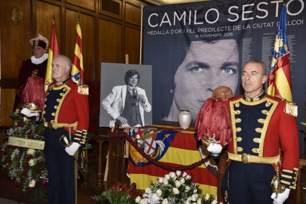 Las cenizas de Camilo Sesto reposarán en un mausoleo del cementerio de Alcoy