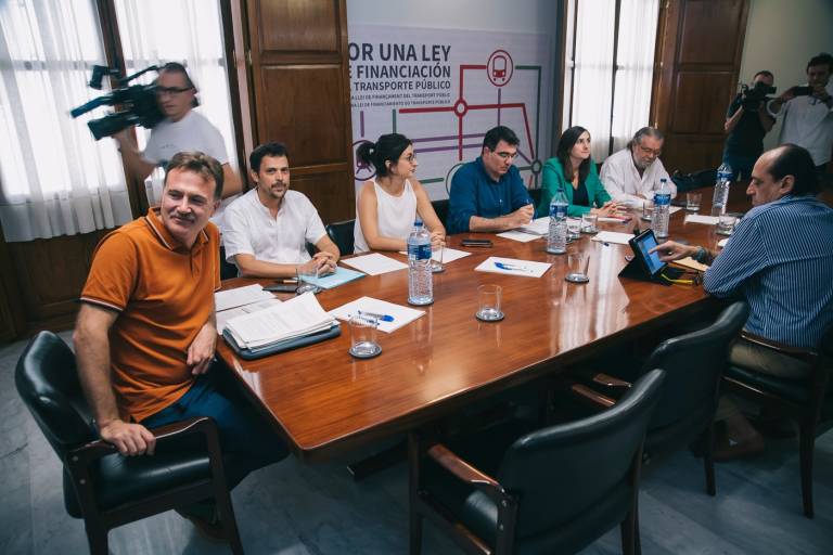  El Consejo de Administración de la EMT, formdo por concejales del Ayuntamiento de València. Foto: KIKE TABERNER - 