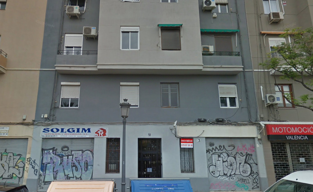 Edificio de la calle Filipinas de València donde está uno de los pisos. Foto: Google Maps - 