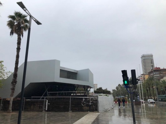 Alicante insta a Turisme a finalizar la oficina de La Explanada tras negar pagos extra por su montaje