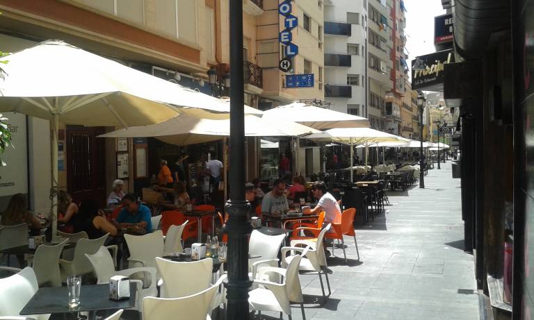 Los veladores instalados en la calle Castaños. - 