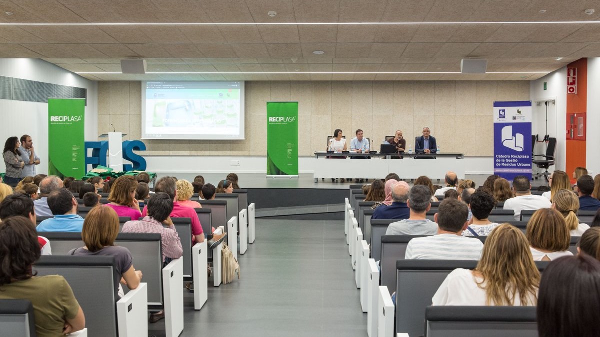 La Cátedra Reciplasa celebra un foro para abordar la recogida selectiva de basura