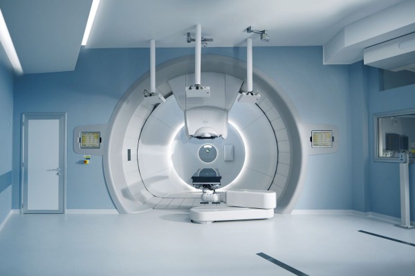 Investigadores modelan haces de protones en agua para mejorar la eficacia en oncología 