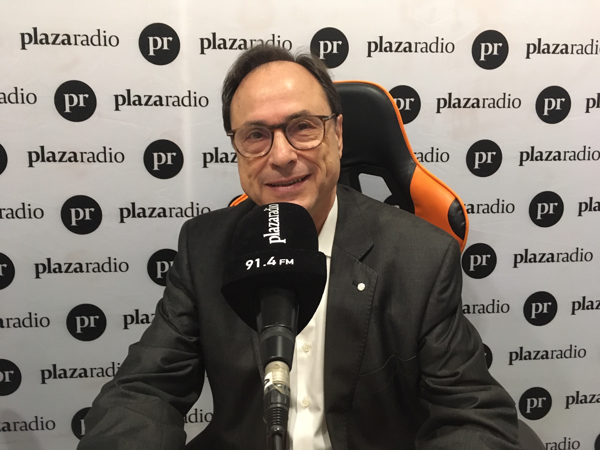 El conseller Vicent Soler en el estudio de Plaza Radio. - 