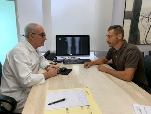 Samuel recae de su grave lesión de rodilla y los médicos sopesan si puede esquivar el quirófano