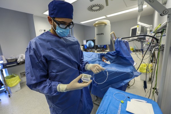 La UMH y el Hospital del Vinalopó desarrollan una sujeción externa de marcapasos pionera