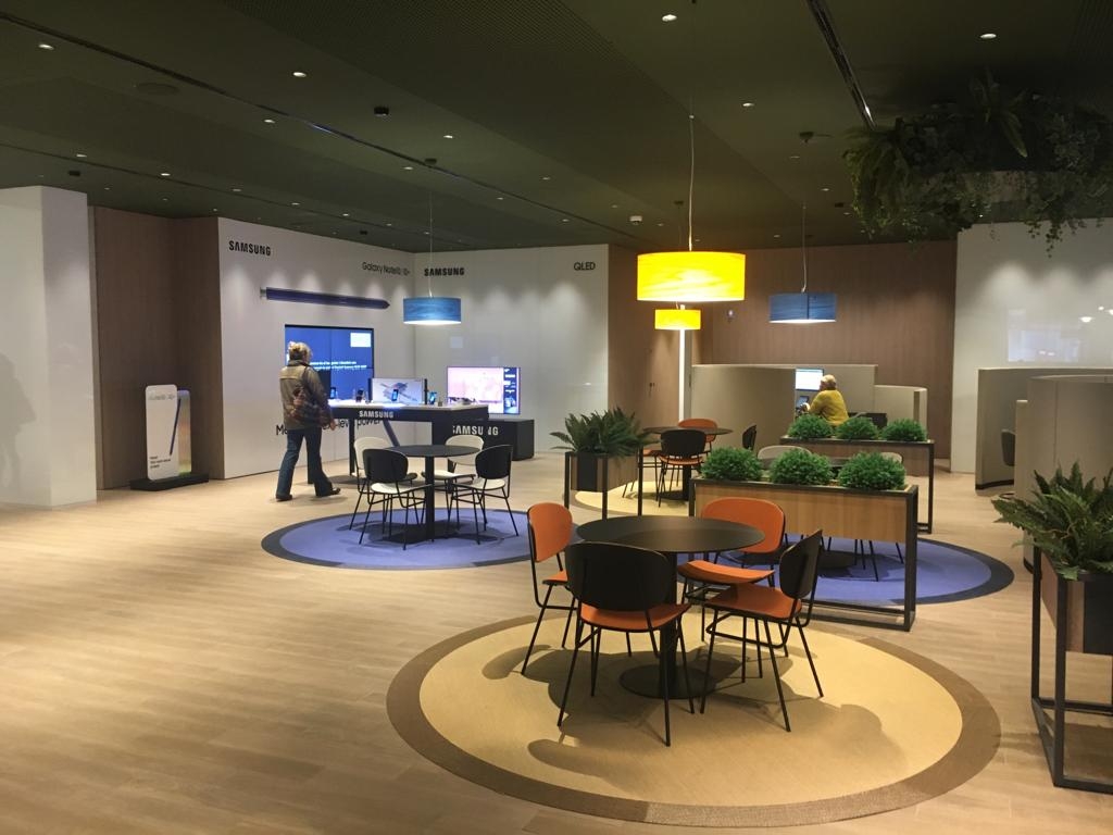 Caixabank abre su primera oficina 'all in one' en València