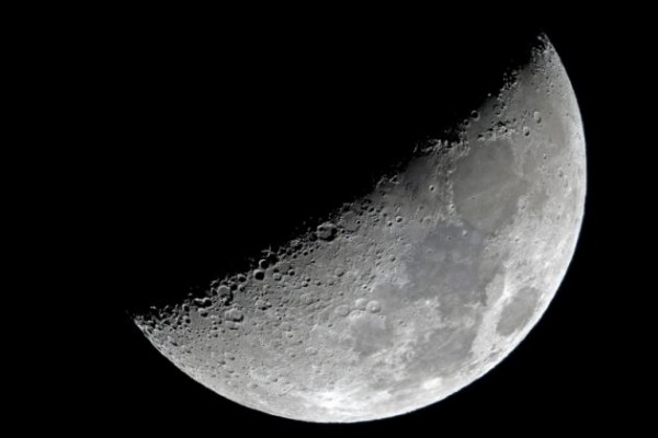 Científicos hallan nueva evidencia de agua en el interior de la Luna