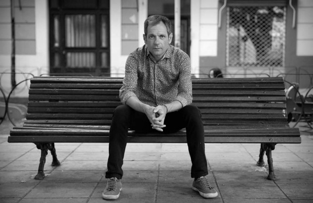 El escritor valenciano Salva Alemany presenta 'Una mirada perdida', una novela de comedia negra