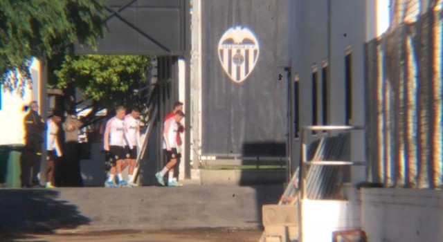 Guedes y Rodrigo se entrenan al margen