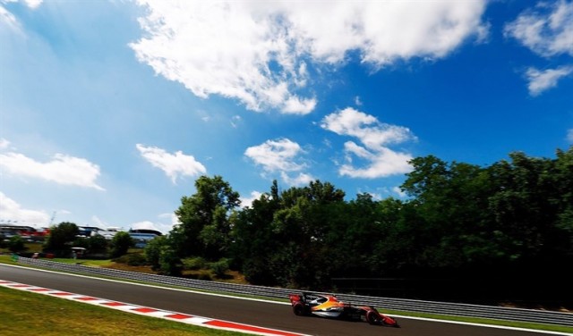Ricciardo manda en Hungría