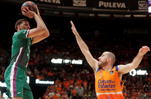 El físico de un gran Unicaja apabulla a un Valencia Basket sin argumentos