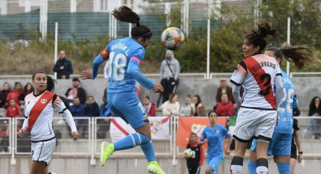 El Rayo remonta al Valencia en un final polémico