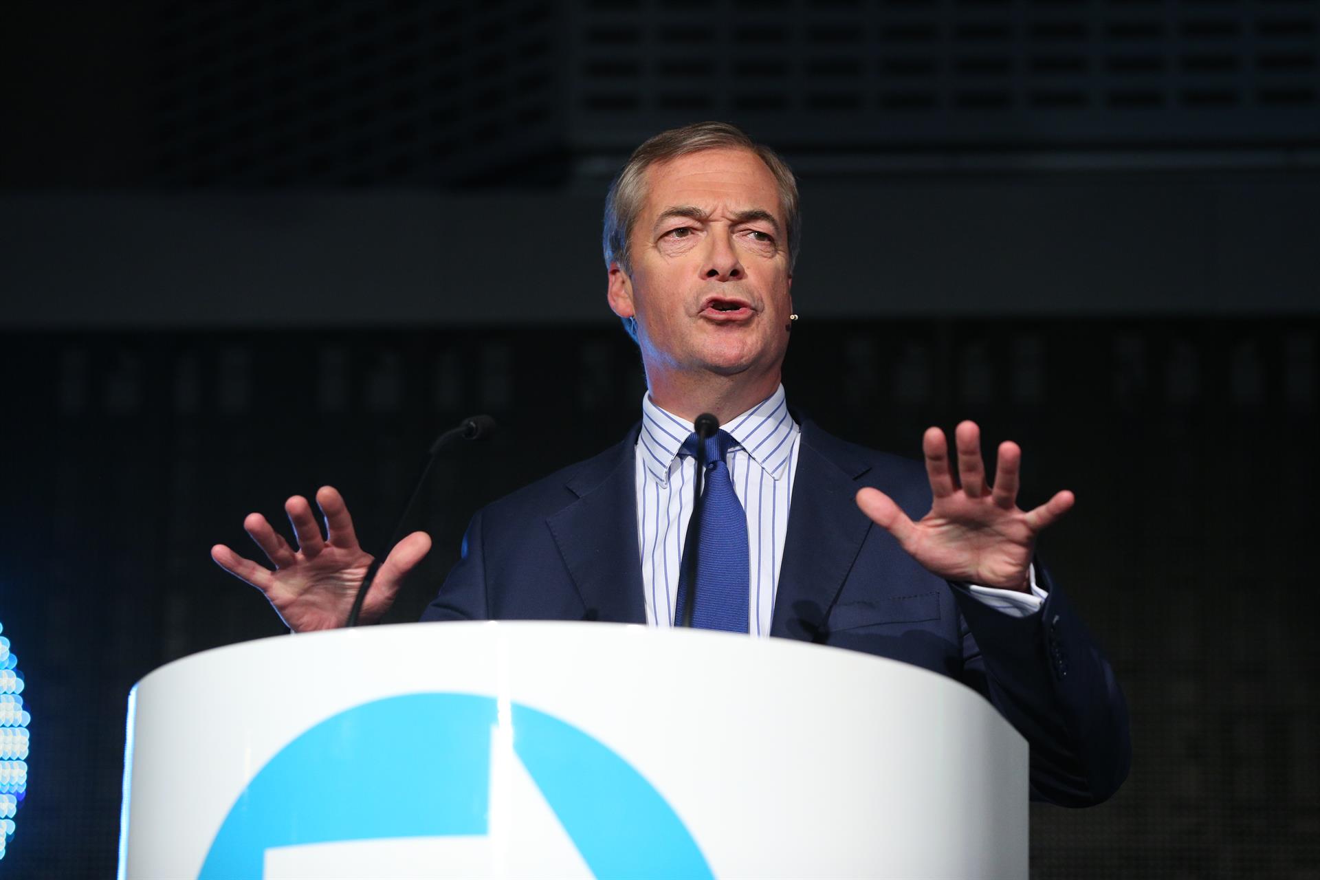 Farage prefiere ampliar plazo para salir de la UE o romper con Bruselas antes que aceptar el Brexit de Johnson