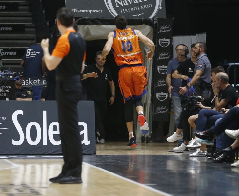 Mike Tobey sufre un esguince externo en el tobillo derecho
