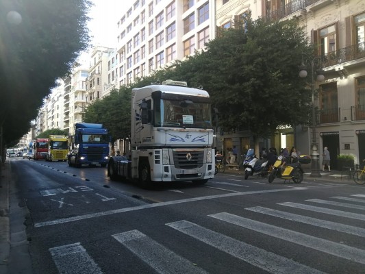 Los transportistas del Puerto marchan por València para denunciar la 