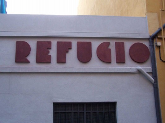 El refugio antiaéreo de la calle Serranos ya muestra su nueva cara

