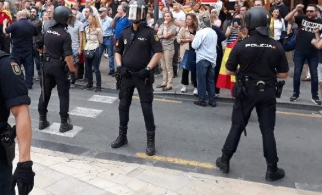 Una manifestación contra la sentencia del Procés y una contraprotesta de ultraderechistas confluyen en València