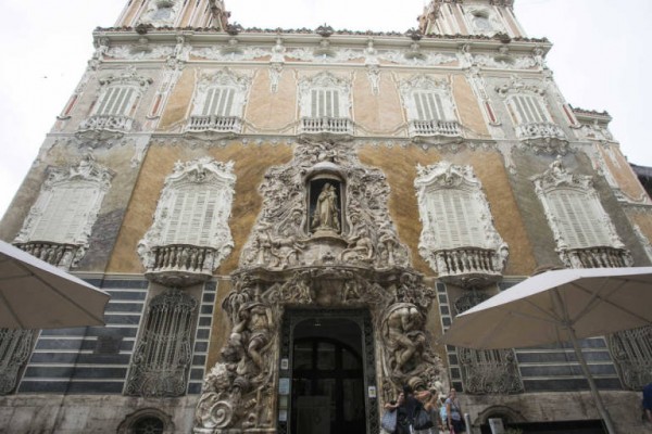 Jóvenes artistas compiten en un concurso de pintura en directo en el Museo Nacional de Cerámica