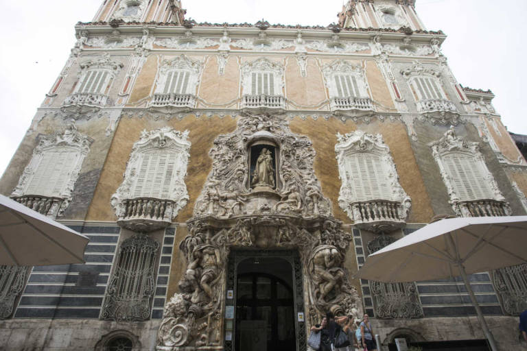 Jóvenes artistas compiten en un concurso de pintura en directo en el Museo Nacional de Cerámica
