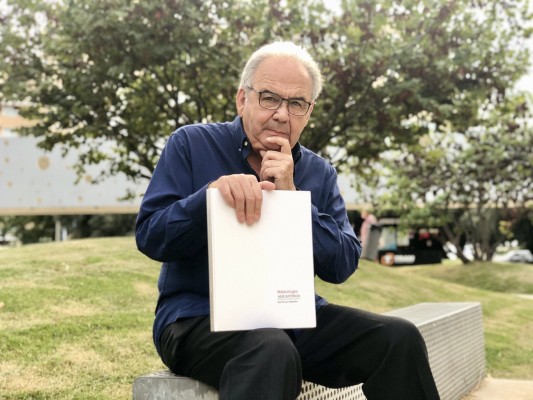 Juan Navarro escribe para la historia de la ciudad el 'libro blanco' de los personajes alicantinos