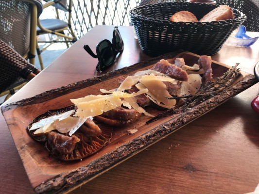 El cerdo que se fue a por rebollones y volvió con queso y romero en La Aldeana