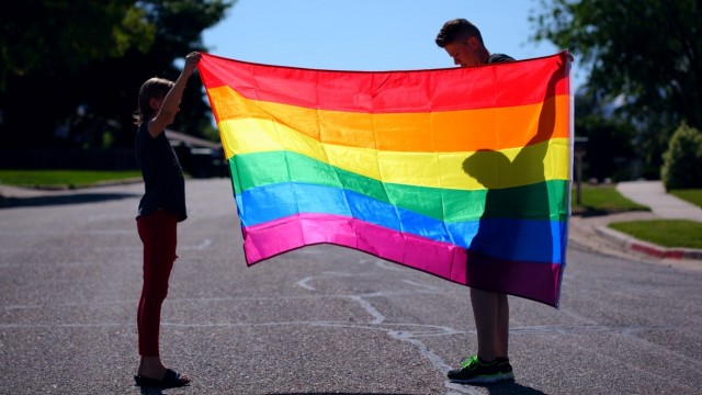 Castelló LGTBI presenta su servicio de atención y acompañamiento integral 'Bruixola de Colors'