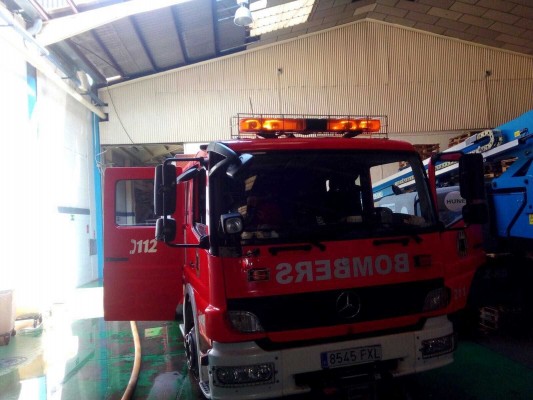 Un incendio en la fábrica de Churruca causa un herido por inhalación de humos