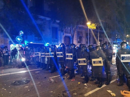 Mossos carga contra manifestantes cerca de la Delegación del Gobierno en Barcelona
