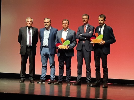 Premio a la Cooperativa
Católico-Agraria de Vila-real y Estudio Cerámico por su política de personal