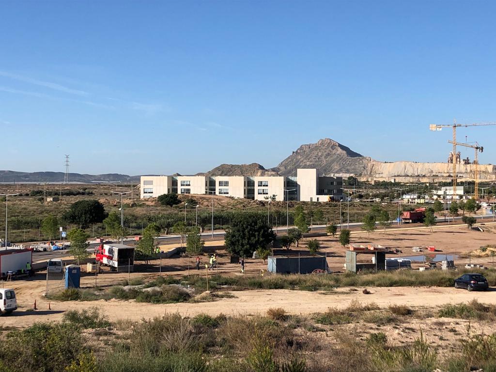 El vial de acceso a la zona de expansión de la UA. - 