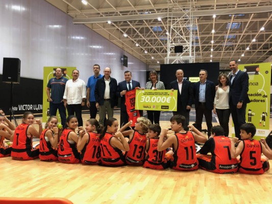 Bankia y Valencia Basket renuevan el programa social ‘Més que un triple’