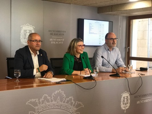 Las reglas para circular con patinete en Alicante: desde los 16 años, casco, seguro y sin pisar la acera