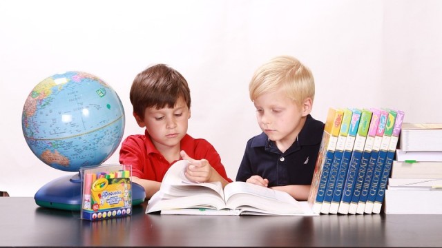 Llegim? La Generalitat lanza una campaña para fomentar la lectura en familia 