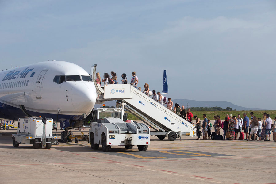 Aerocas ultima la subrogación de la veintena de trabajadores de Edeis para asumir el aeropuerto