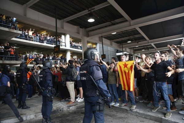 Concentraciones, cargas y vuelos cancelados: la reacción a la sentencia del 'procés' colapsa El Prat