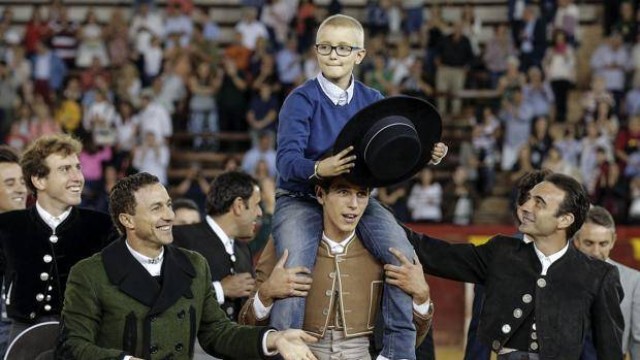 La Fiscalía recurre la absolución de los tuiteros que desearon la muerte a Adrián, el 'niño torero'