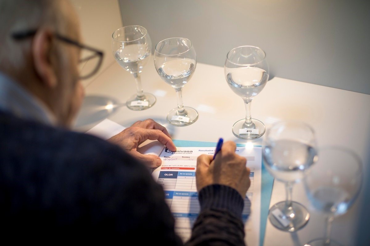 Una cata a ciegas concluye que 7 de cada 10 personas no distingue el agua embotellada de la del grifo