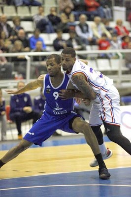 El HLA Lucentum Alicante ficha al pívot norteamericano Orion Outerbridge