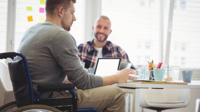 La Jaume I ofrece cuatro becas de prácticas en la ONCE-CRUE para estudiantes con discapacidad