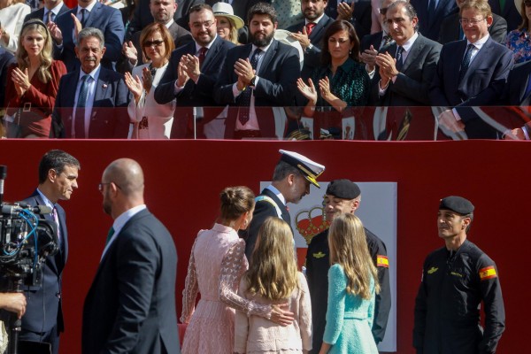 Los pitos a Sánchez, el incidente del paracaidista con la bandera y la voz de Arteta protagonizan el desfile