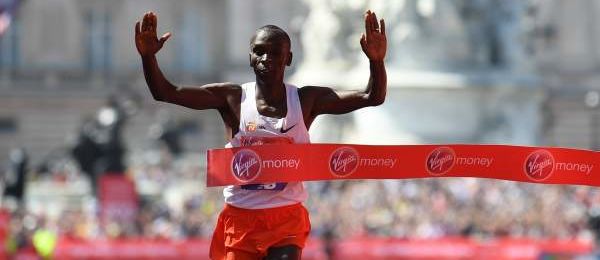Eliud Kipchoge 'aluniza' en la historia del atletismo
